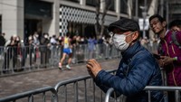 Seorang warga tampak menonton para pelari yang ikut serta dalam acara Maraton Tokyo 2020.