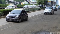 Tak hanya itu, adanya pengerjaan proyek LRT di kawasan jalan tersebut juga turut membuat jalan di kawasan MT Haryono menjadi berlubang.
