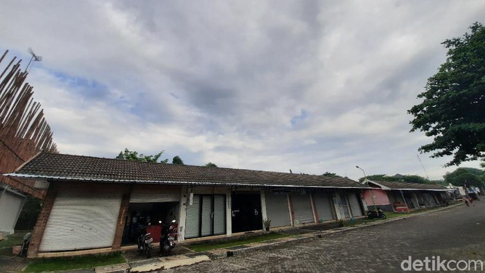 Langit di Kecamatan Depok, Sleman, Minggu (1/3/2020) pagi.
