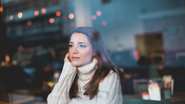 Ilustrasi wanita melamun