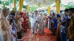 Mantap! Ibu dan Tiga Putrinya Nikah Bareng di Lapangan Bola Ciamis