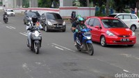 Lebar lubang di jalan itu pun bervariasi.  