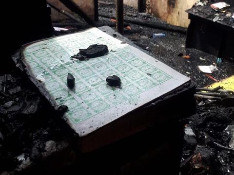 Kebakaran landa asrama korem di Surabaya. Meski bagian bangunan asrama itu hangus terbakar, Al-Quran yang ada di dalam asrama itu tetap utuh. Berikut potretnya.