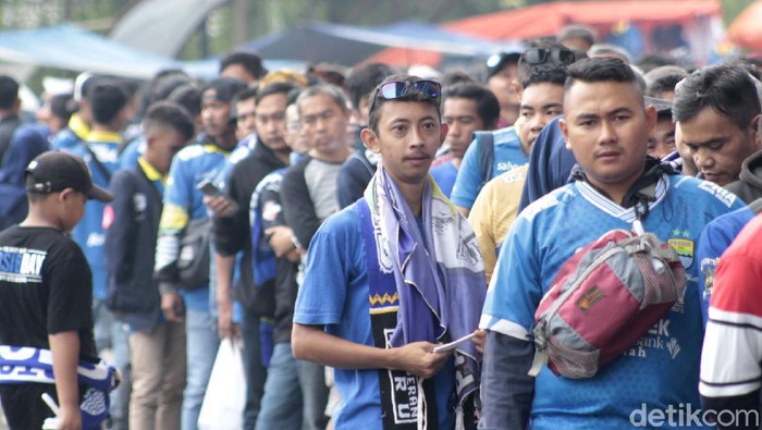 Bobotoh sudah tak sabar menantikan Shopee Liga 1 2020. Mereka pun datang ke Stadion Si Jalak Harupat untuk saksikan laga Persib Bandung Vs Persela Lamongan.