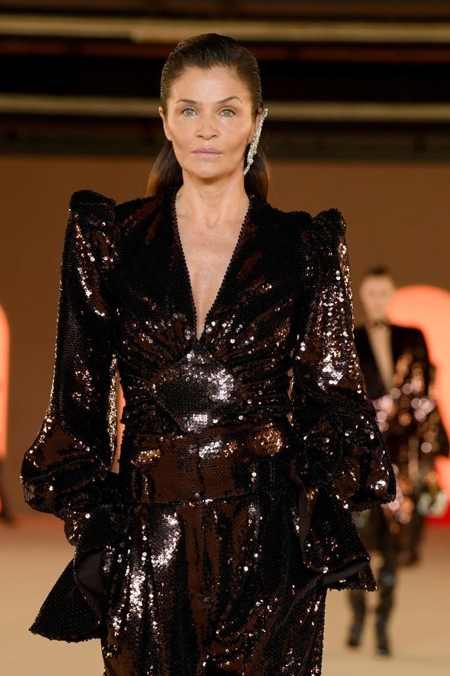 Belahan dada yang rendah sukses mengakomodasi keseksian ibu satu anak ini. Sementara itu, bahu bergaya puffed shoulder meninggalkan kesan perempuan yang kuat pada penampilannya.  Foto: Getty Images/Pascal Le Segretain