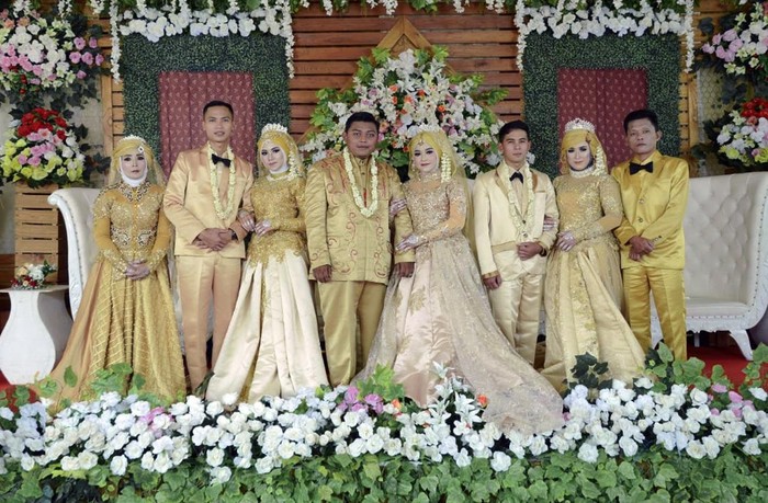 Resepsi pernikahan seorang ibu dan tiga putrinya viral di media sosial. Pernikahan empat pasang pengantin itu digelar di lapangan Sepakbola Ciamis, Jabar.