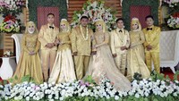 Viral foto dan video pernikahan empat pasang pengantin yang resepsinya digelar di lapang sepakbola, Kabupaten Ciamis, Jawa Barat. Foto: Istimewa/Dok. Mempelai Pengantin Tati dan Irfan.