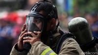Tak hanya helm, para petugas pemadam kebakaran juga mengenakan masker dan pakaian khusus saat akan bertugas.