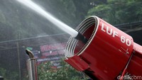 Sementara robot LUF 60 digunakan untuk memadamkan kebakaran di lokasi yang sulit diakses oleh mobil damkar. robot LUF 60 ini juga memiliki kemampuan untuk naik dan turun tangga. Mesin robot LUF 60 memiliki tenaga 140 HP. Robot bisa menyemprot air dalam bentuk water canon, water fog, dan foam. Selain itu, robot LUF 60 ini juga mampu menguraikan asap sejauh 99 meter. Sebab, unit ini memiliki ventilator fan dengan kecepatan 165 kilometer per jam.