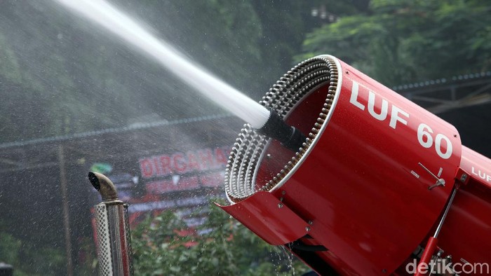 Selain menggelar upacara HUT Dinas Gulkarmat ke-101 Provinsi DKI Jakarta. Acara itu juga dimeriahkan dengan penampilan alat-alat canggih untuk memadamkan api.