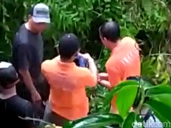 Bagian kepala dari mayat yang diduga korban pembunuhan di Bondowoso akhirnya ditemukan. Bagian tersebut ditemukan tak jauh dari lokasi kejadian.