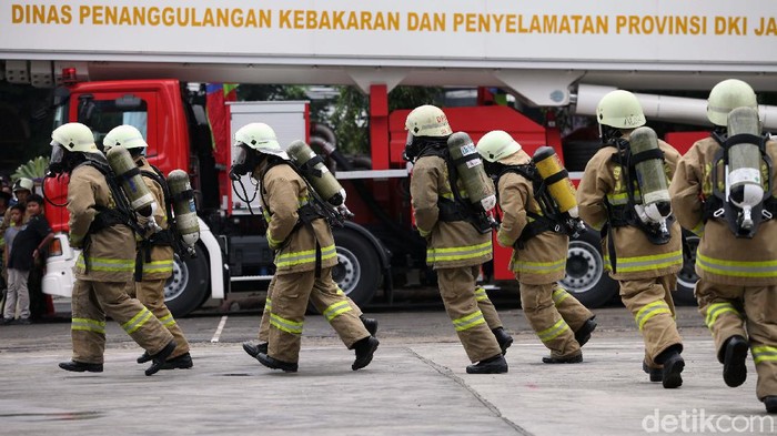 Petugas dari Dinas Gulkarmat DKI Jakarta memperagakan standar keselamatan dalam bertugas di HUT ke-101 Damkar DKI Jakarta. Yuk, lihat aksi para petugas itu.