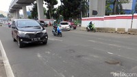 Lubang tersebut terlihat di sejumlah bagian di jalan itu.