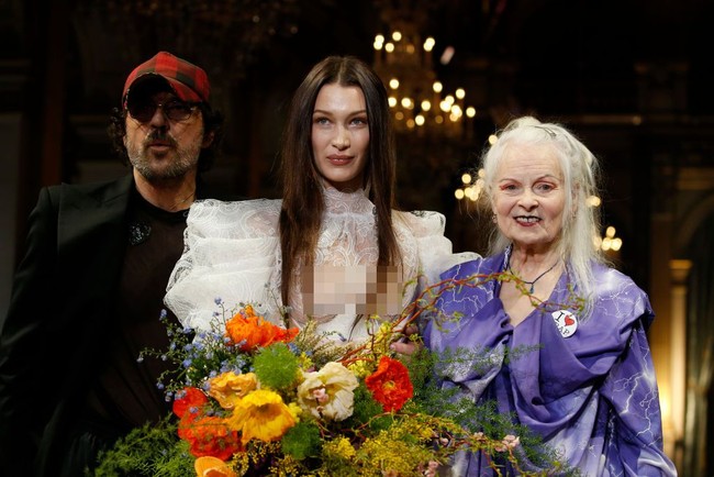 Inilah penampilan Bella di penutup fashion show. Ia berpose bersama sang desainer Vivienne Westwood dan Andreas Kronthaler.  Foto: Getty Images/Thierry Chesnot