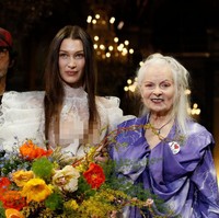 Inilah penampilan Bella di penutup fashion show. Ia berpose bersama sang desainer Vivienne Westwood dan Andreas Kronthaler.  Foto: Getty Images/Thierry Chesnot