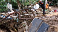 Banjir bandang tersebut merusak rumah dan barang-barang warga terdampak banjir di kawasan tersebut.