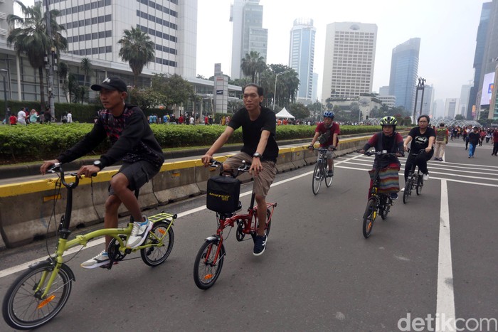Sepeda lipat jadi salah satu andalan warga di ibu kota untuk beraktivitas. Bentuk sepeda yang bisa dilipat dan praktis membuat sepeda ini populer di masyarakat.