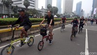 Gilbert dari toko sepeda Yerikho Bike di Kramat Jati, Jakarta Timur, baru-baru ini mengatakan sepeda lipat paling banyak dicari pembeli di tokonya. Karena dinilai paling praktis dan ringkas. Bisa dibawa kemana-mana dan dibawa naik kereta juga. detikcom/Agung Pambudhy    