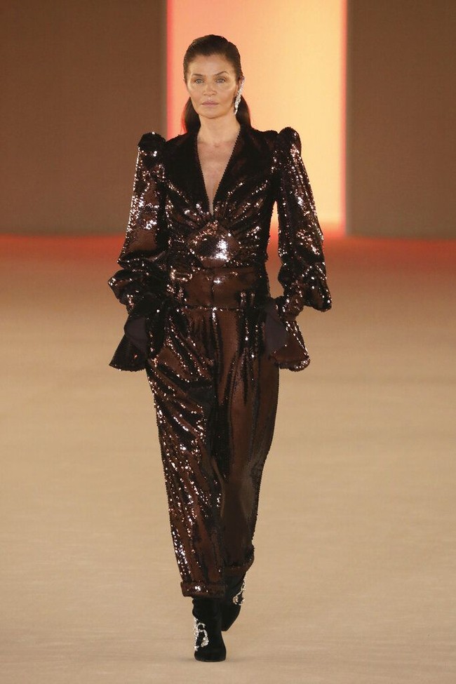 Inilah penampilan kejutan Helena Christensen di fashion show Balmain yang digelar dalam rangkaian Paris Fashion Week Fall 2020, Jumat (28/2/2020). Seperti dikabarkan Vogue, kehadiran model yang hits di era 80-90an sangat tak diduga-duga.  Foto: Getty Images/Pascal Le Segretain