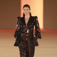 Inilah penampilan kejutan Helena Christensen di fashion show Balmain yang digelar dalam rangkaian Paris Fashion Week Fall 2020, Jumat (28/2/2020). Seperti dikabarkan Vogue, kehadiran model yang hits di era 80-90an sangat tak diduga-duga.  Foto: Getty Images/Pascal Le Segretain
