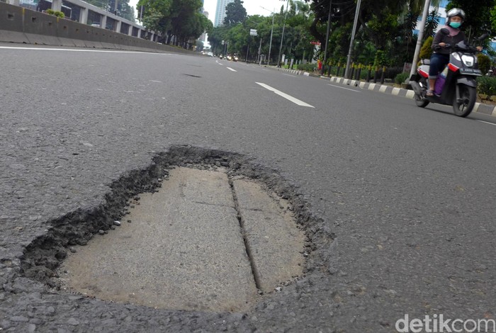 Sejumlah lubang terlihat di ruas Jalan Gatot Subroto arah Cawang, Jakarta. Para pengendara pun harus berhati-hati saat melintasi kawasan itu.