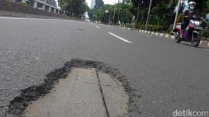 Waduh! Ruas Jalan Gatot Subroto Arah Cawang Banyak Lubang