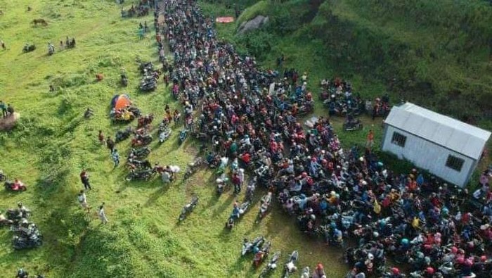Penutupan padang rumput Ranu Manduro oleh pemilik lahan tak menghalangi pengunjung untuk berdatangan. Wisata alam dadakan bekas tambang galian C ini justru diserbu ribuan pengunjung hari ini.