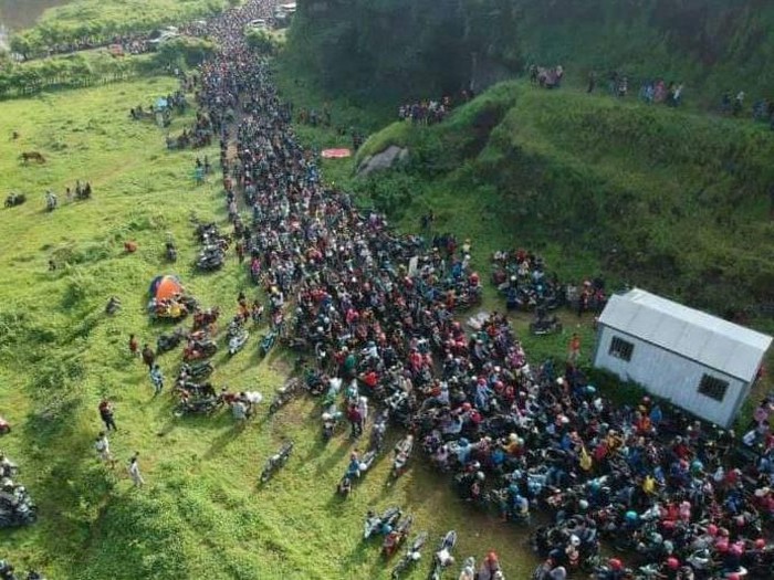 Penutupan padang rumput Ranu Manduro oleh pemilik lahan tak menghalangi pengunjung untuk berdatangan. Wisata alam dadakan bekas tambang galian C ini justru diserbu ribuan pengunjung hari ini.
