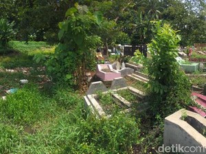 Memprihatinkan, Permakaman di Polman Terkikis Nyaris Nyemplung ke Sungai