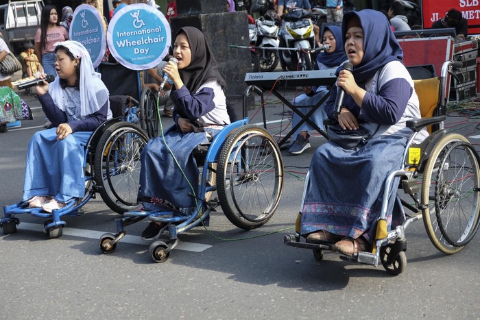 Pentas Musik di Hari Kursi Roda Internasional di Solo Perayaan International Wheelchair Day di Kota Solo dimeriahkan dengan pentas musik. Siswa dari YPAC Solo unjuk bakat bernyanyi dan bermain musik di acara itu.