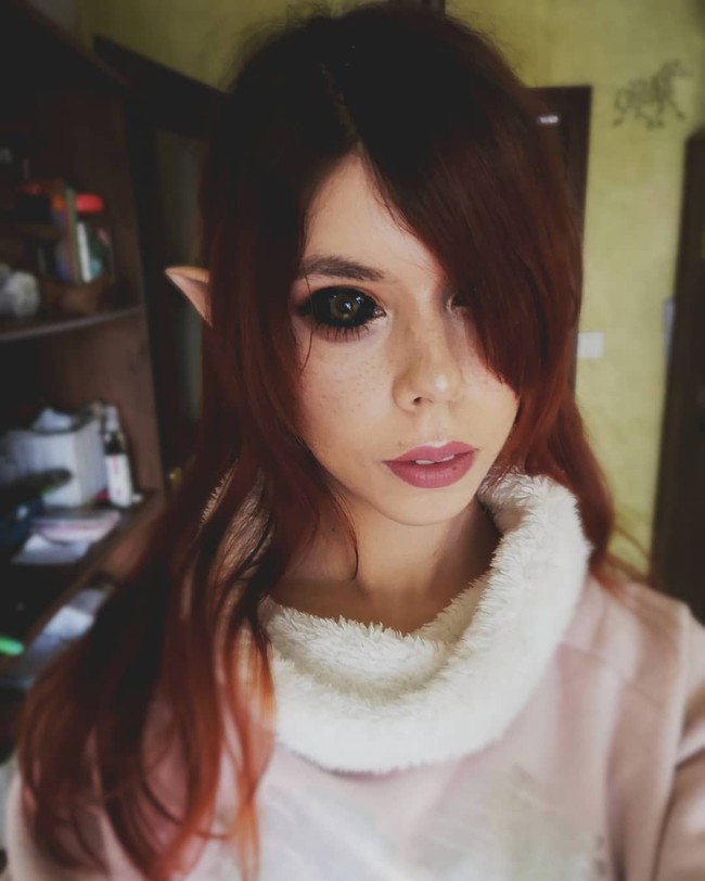 Inilah penampilan seram wanita yang berprofesi sebagai model itu. Seluruh matanya menjadi hitam.  Foto: dok. Instagram