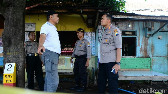 Polisi terus mendalami penyebab tewasnya Ahmad Qusairi (34). Siang tadi, polisi kembali menggelar olah TKP di depan warung  Desa Kalianget, Kecamatan Banyuglugur.