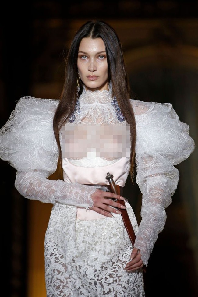 Busana bergaya Victorian itu pun dipadukan dengan aksesori unik. Pada bagian pinggang dililitkan belt lengkap dengan pedang.  Foto: Getty Images/Thierry Chesnot