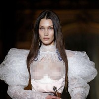 Busana bergaya Victorian itu pun dipadukan dengan aksesori unik. Pada bagian pinggang dililitkan belt lengkap dengan pedang.  Foto: Getty Images/Thierry Chesnot