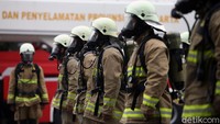 Usai mengenakan beragam atribut keselamatan, para petugas berbaris dan bersiap untuk melaksanakan tugas.