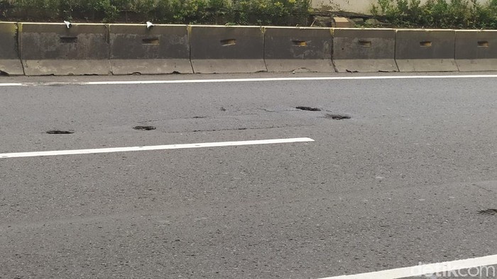 Jalan Gatot Subroto berlubang di beberapa titik (Luqman Nurhadi Arunanta/detikcom)