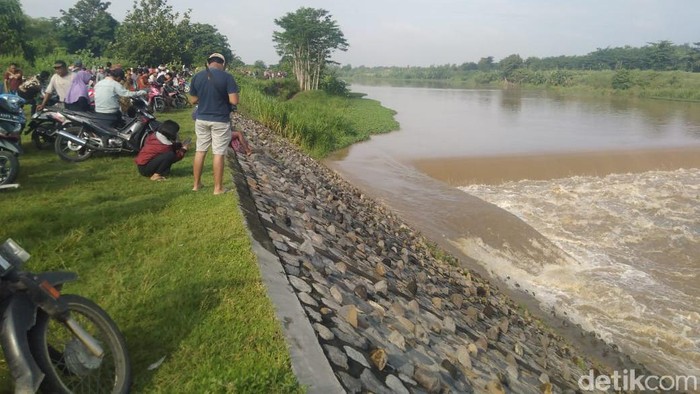 Sebuah perahu kayu yang digunakan untuk transportasi menyeberangi Sungai Brantas terbalik di Jombang. Kecelakaan ini mengakibatkan tiga penumpang dan satu awak perahu yang tenggelam sampai pagi ini belum ditemukan.