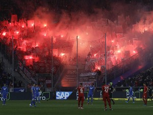 Laga Hoffenheim Vs Bayern Sempat Dihentikan, Ada Apa?