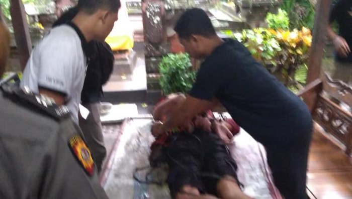 Turis asing yang diikat warga karena ngamuk di minimart di Bali (Dok. Istimewa)