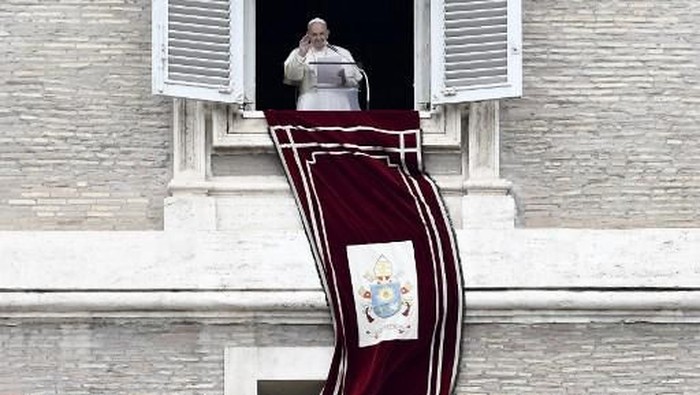 Pope Francis waves to the faithfuls as he delivers the Sunday Angelus prayer from his studio window overlooking Saint Peters Square, at the Vatican on March 01, 2020. (Photo by Filippo MONTEFORTE / AFP)