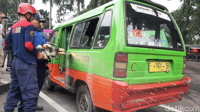 Angkot Tua di Kota Bogor Dimusnahkan