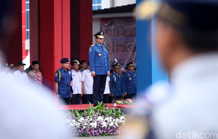 Anies Jadi Inspektur Upacara HUT Dinas Gulkarmat DKI Jakarta Gubernur DKI Jakarta Anies Baswedan hadiri HUT Dinas Gulkarmat ke-101 Provinsi DKI Jakarta. Ia menjadi inspektur upacara di acara itu.