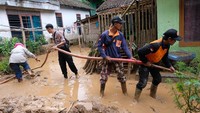 Warga yang rumahnya rusak akibat banjir bandang tersebut pun mengungsi ke tempat yang lebih aman. Diketahui tak ada korban jiwa dalam peristiwa tersebut.