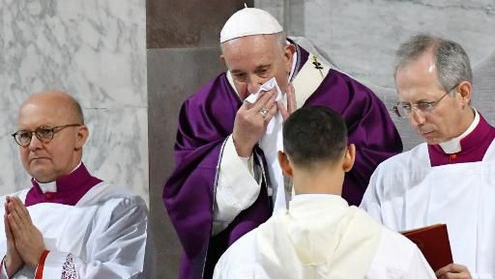 Pope Francis wipes his nose during the Ash Wednesday mass which opens Lent, the forty-day period of abstinence and deprivation for Christians before Holy Week and Easter, on February 26, 2020, at the Santa Sabina church in Rome. - Pope Francis postponed his official appointments on February 28 and was working from home, the Vatican said, a day after cancelling a scheduled appearance at mass because of a mild ailment. Francis, 83, had appeared earlier in the week to be suffering from a cold. He was seen blowing his nose and coughing during the Ash Wednesday service, and his voice sounded hoarse. (Photo by Alberto PIZZOLI / AFP)