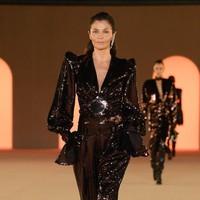 Meski sudah berusia 51 tahun, Helena Christensen seperti tak kehilangan pesonanya sebagai model. Ia menebar pesona dalam balutan jumpsuit hitam yang penuh dengan kilauan sequin.  Foto: Getty Images/Pascal Le Segretain