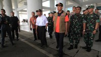 Menko PMK Muhadjir Effendy (keempat kiri) didampingi Kepala BNPB Doni Monardo (tengah) meninjau Bandara Kertajati, Majalengka, Jawa Barat, Minggu (1/3/2020). Menko PMK menyatakan WNI kru kapal pesiar Diamond Princess yang akan tiba di Bandara Kertajati selanjutnya akan dibawa ke Pelabuhan PLN di PLTU Sumuradem untuk dibawa ke Pulau Sebaru menggunakan KRI dr Soeharso.