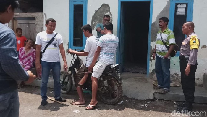 Seorang bocah di Banyuwangi tewas setelah tertembak senapan angin di bagian kepala. Ironisnya, senjata yang melukai kepala korban milik pamannya sendiri.