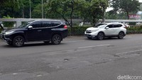 Pantauan detikcom, kondisi jalanan berlubang mulai terlihat dari ruas jalan sebelum Gerbang Masuk Tol Pejompongan.