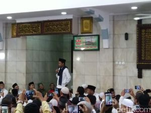 UAS ke Anies: Maaf Tak Bisa Bela di Medsos, Saya Juga Babak Belur
