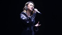 BCL anggun mengenakan gaun berwarna hitam. (Foto: Hanif Hawari)